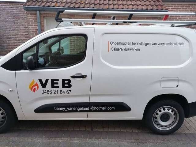 Autobestickering door SasCrea op een witte bestelwagen
