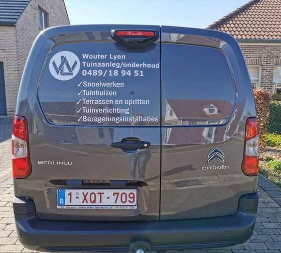 Achterzijde van een bedrijfswagen met SasCrea-autobestickering