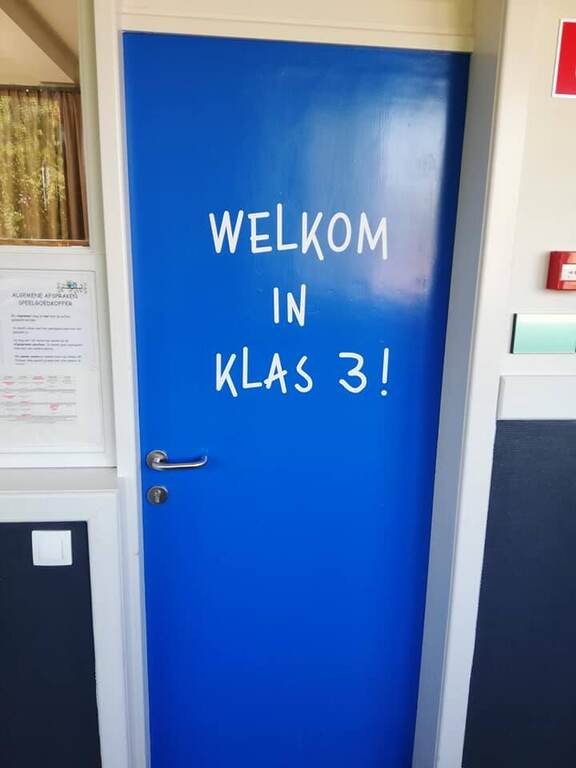 Deursticker met Welkom in klas 3 op een blauwe deur